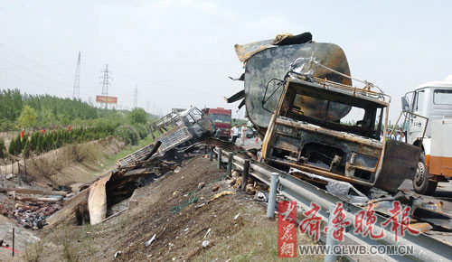 兩車相撞瀝青車助威 高速路三車起火全報廢(圖)